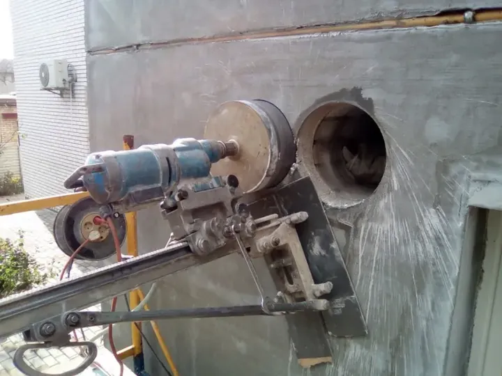 Установка алмазного буріння робить отвір великого діаметра в бетонній стіні