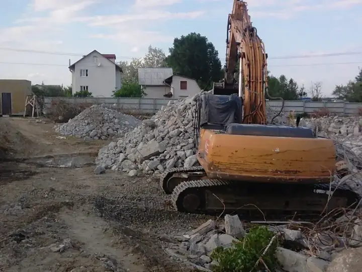 Екскаватор з гідромолотом на демонтажі бетонних конструкцій